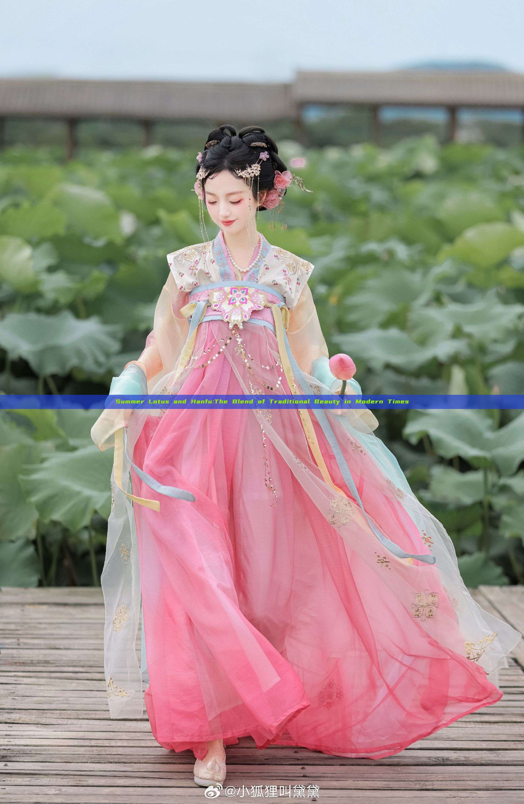 Summer Lotus and Hanfu:The Blend of Traditional Beauty in Modern Times