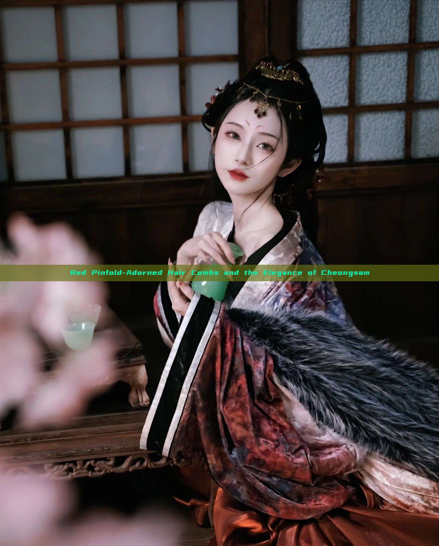 Red Pinfold-Adorned Hair Combs and the Elegance of Cheongsam Red Pinfold-Adorned Hair Combs and the Elegance of Cheongsam