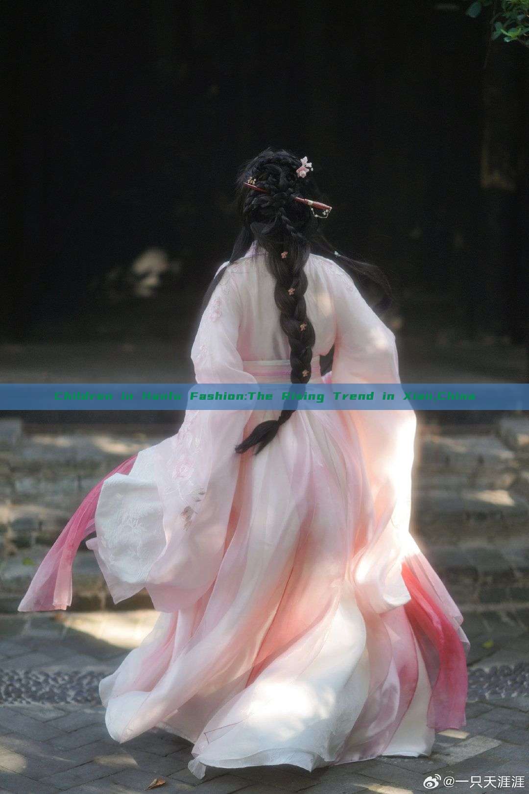 Children in Hanfu Fashion:The Rising Trend in Xian,China Children in Hanfu Fashion:The Rising Trend in Xian,China