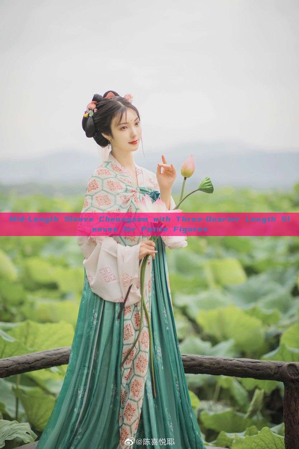 Mid-Length Sleeve Cheongsam with Three-Quarter Length Sleeves for Petite Figures Mid-Length Sleeve Cheongsam with Three-Quarter Length Sleeves for Petite Figures